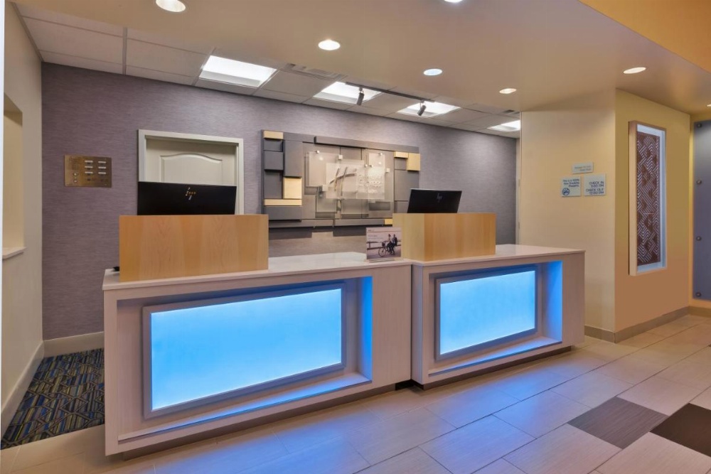 Holiday Inn Express & Suites - Effingham